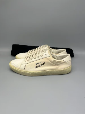 Saint Laurent SL/06 Court Sneaker - • The shoes have only been worn a few times and are in like-new condition  • Size: 43.5 (fits 44-44.5)  • Color: Beige   • Retail price: 7200 SEK / 650€  • Dustbag included