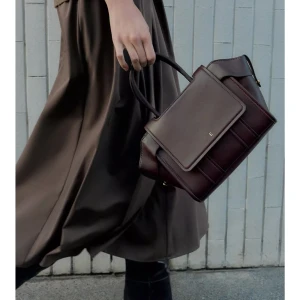 Mörkbrun handväska från Elleme - Ass snygg väska från ZARA använd 1 gång, då den inte kommer till använd! Stilren brun röd väska.     Köpt för 500kr säljs för 400kr🫰🏼⭐️🤶🏼