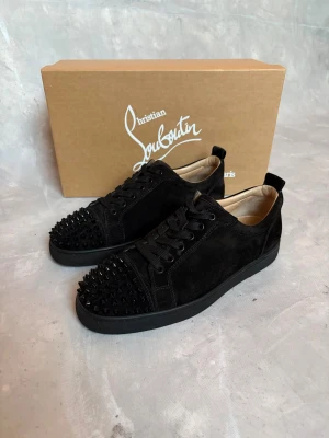 Christian Loubotin svart - Svarta Loubotin skor i fint skick. All original. Mjuk och fin mocka. Självklart äkta! DM vid intresse!