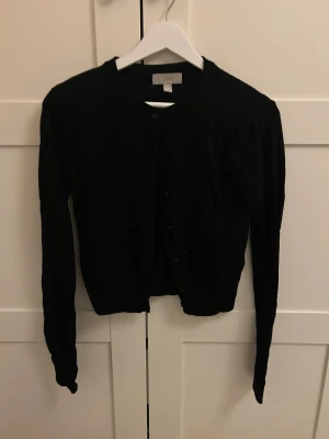 Svart kofta från H&M XS - Säljer denna superfina koftan från hm! Perfekt till vardags💗