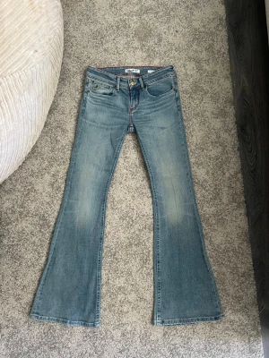 Lois Jeans - Assnygga blåa jeans från Lois, tillverkade i Spanien. Dom är lågmidjade och utsvängda. Aldrig använda bara testade!! W29 L32. 