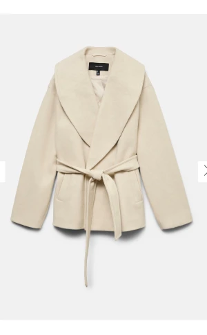Beige kappa från Vero Moda - Snygg beige kappa från Vero Moda, endast testad!!🤎Nypris 750 kr.
