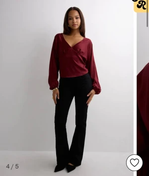 Blus - Jättefin röd, satin blus!! Oanvänd, med prislapp och slutsåld!❤️kom med pris förslag! (Intressekoll)