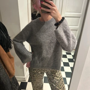 Grå stickad tröja från Arket - Grå stickad tröja från Arket med rund hals och loose passform. Är i storlek S men passar även XS om man vill ha lite mer oversized-look. Jag har storlek M vanligtvis, så på bilderna ser den hur den sitter på mig. Nypris 999 kr. Skriv för mer info eller fler bilder💕