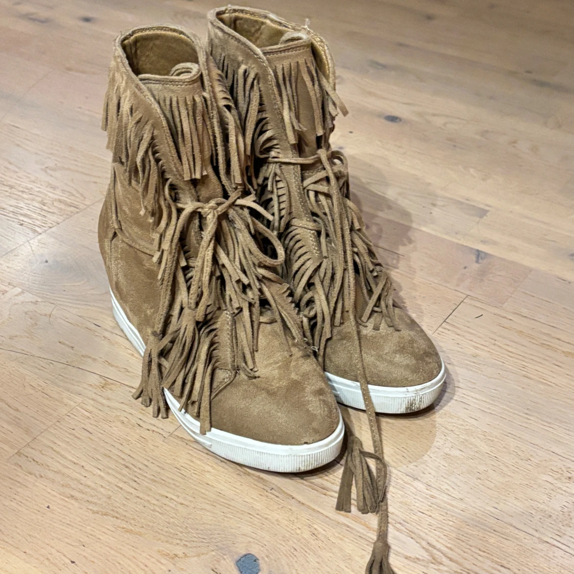 Kamelbruna mockasneakers med fransar - 1