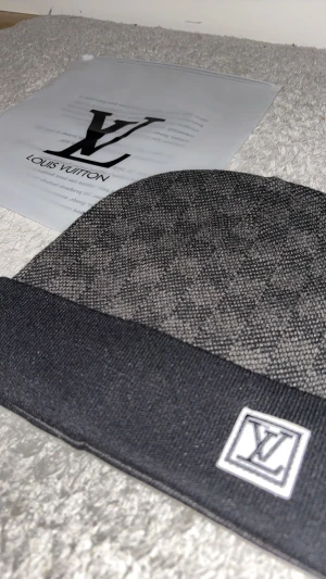 LvMössa - Jätte fin gråsvart rutig mössa. Passar perfekt inför vintern och se till att hålla er varma. Den är one size och passar till både män och kvinnor. Fraktas direkt efter köpet inom 24 H 🚚            priset går o diskuteras