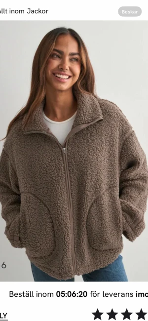 Brun teddyjacka från Nelly  -  passformen är jättefin!!❤️använd men inga defekter, eventuell en liten liten sminkfläck på innersidan men syns knappast! Super trendig och helt slutsåld!
