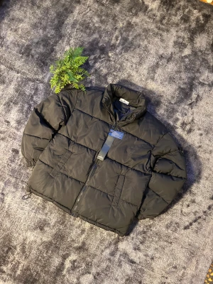 Stone Island jacka – Storlek M 🧥 - Svart färg ⚫, i helt nyskick ✨ Supersnabb leverans – framme inom 1–2 dagar 🚚💨