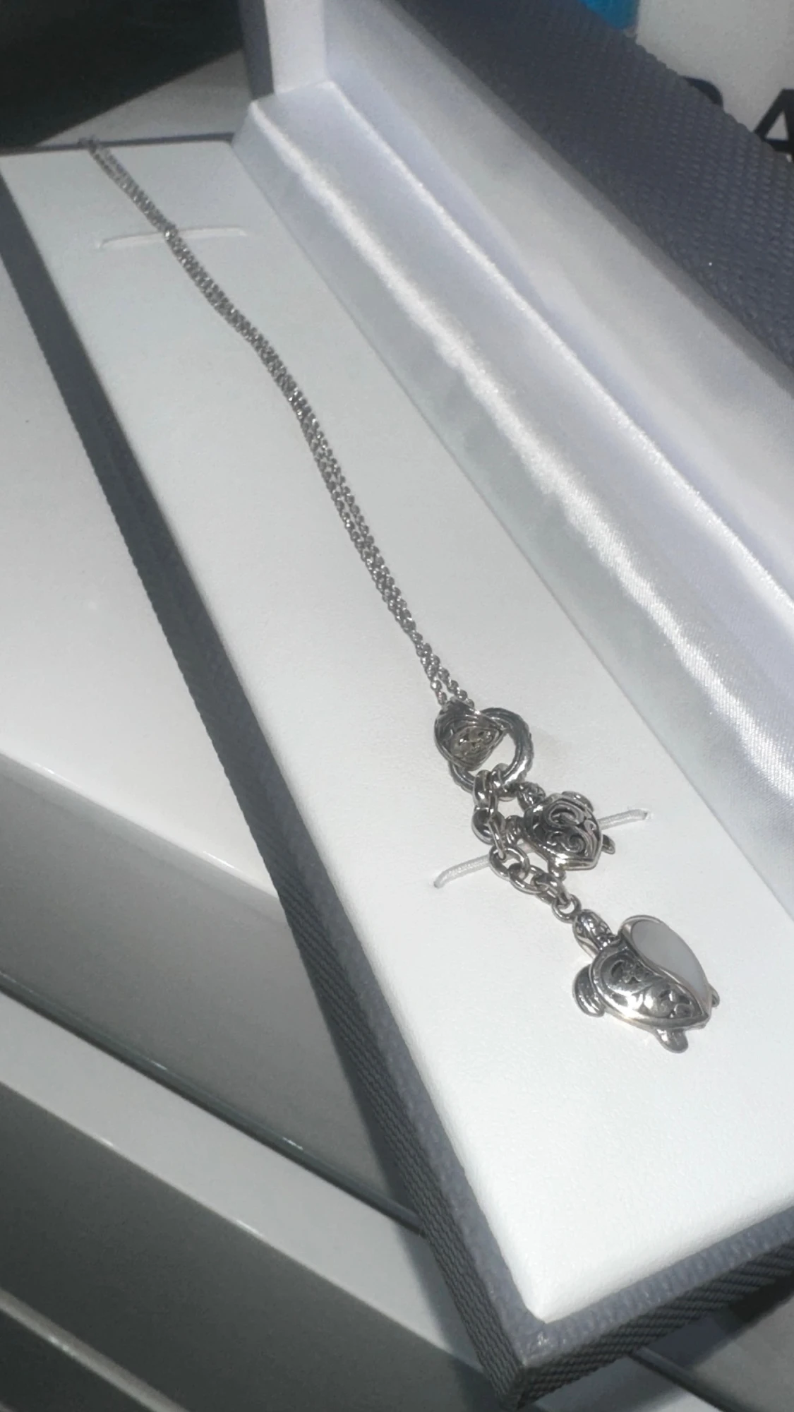 Silver halsband med sköldpaddshänge