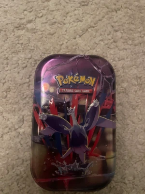 Pokémon Trading Card Game - Hej säljer en mistery box med 5 kort värda 100 kr upp till 1000 kr.Jag säljer den för 500 kr om nån är intresserad kan du dm mig