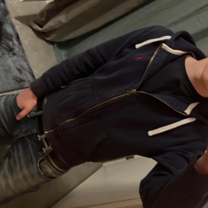 Ralph lauren zip hoodie - Sjukt snygg ralph lauren zip som tyvärr blivit liten, tvärbra skick, inga defekter och priset är inte hugget i sten