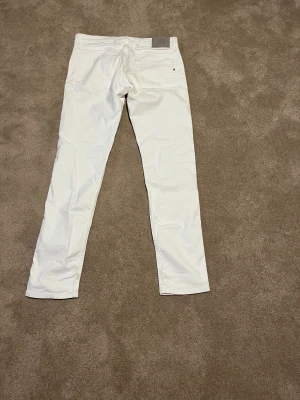 Vita Replay Anbass jeans, storlek 32 - Snygga vita Replay Anbass jeans, slim fit och använda 1 gång