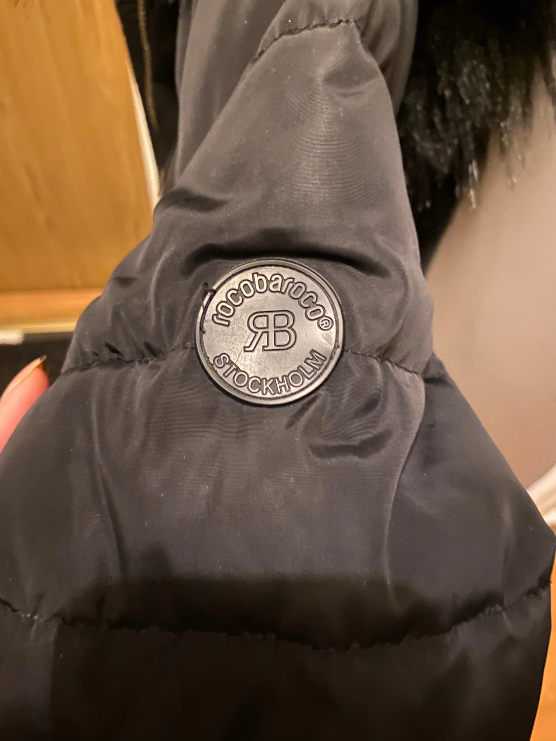 Svart pufferjacka med fuskpäls från Roco Baroco - 5