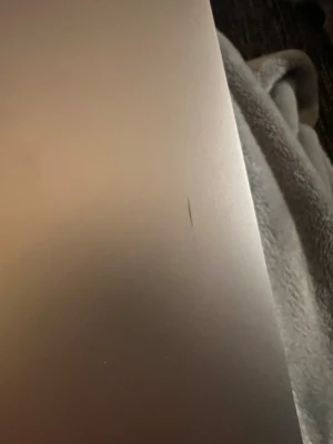 MacBook Air 13” (M1, 2020) - Säljer nu min MacBook Air som jag köpte sommaren 2023, har använt den vid plugg i USA men använder den inte längre. Inga fel eller skavanker med den, förutom ett litet streck på baksidan, se 7e bilden. Bortsett från det så funkar den felfritt!  Rosa hårt skal kan medfölja om önskas!  Minne: 8GB Version: 12.5 Lagring: 149.25GB/245.11GB Batterihälsa: 93% Inbyggd Retina-skärm (13.3-tum)