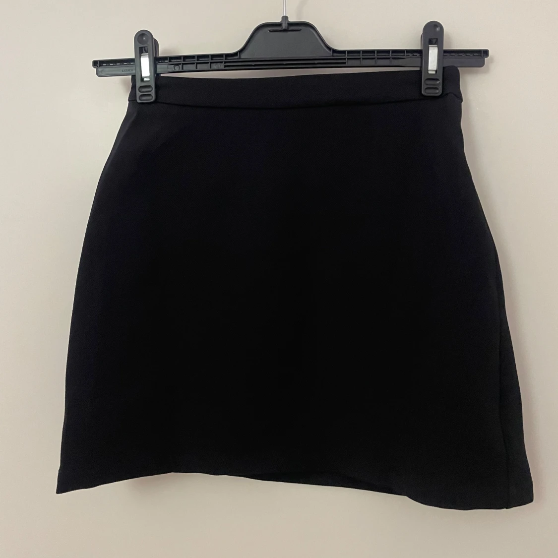 Svart kjol i kostym material 