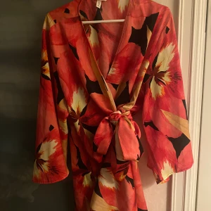 Blommig klänning - Väldigt fin klänning som går att knyta. Den är nästan aldrig använd. 💕