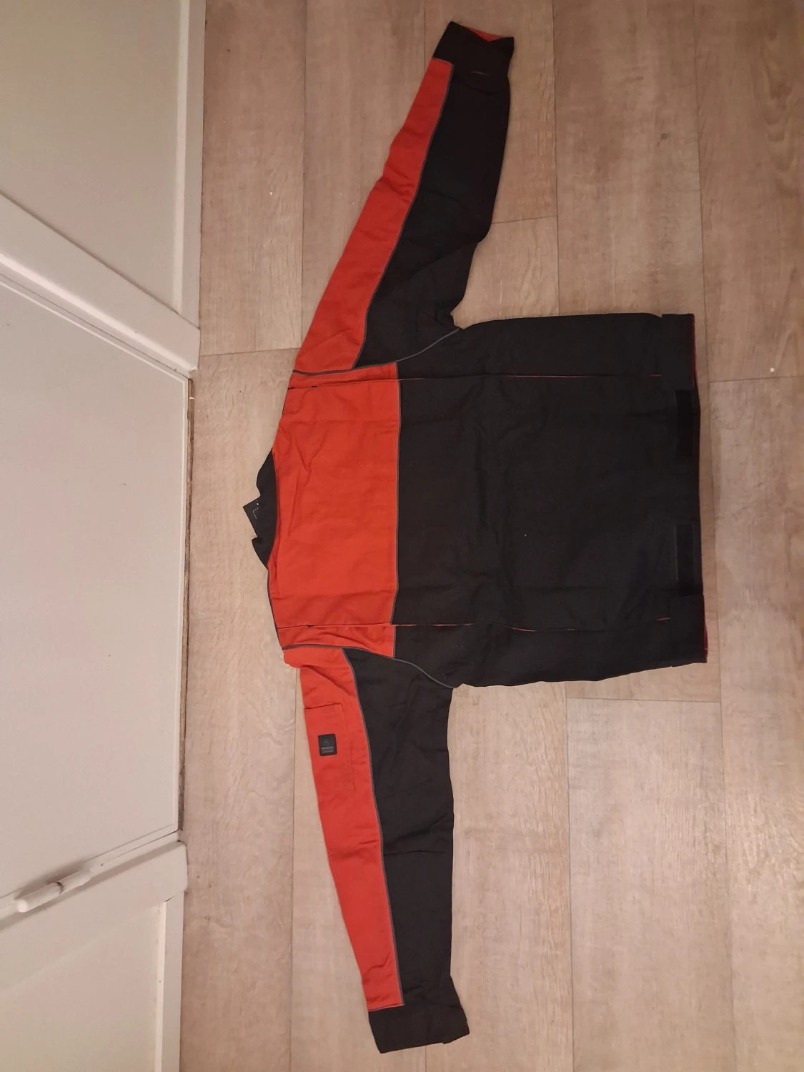 Svart och orange vindjacka från Univern - 2