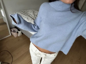 Ljusblå stickad polotröja & Other Stories - Supermysig ljusblå stickad polotröja från & Other Stories. Tröjan har en bred ribbad halv polokrage, ribbade muddar och nederkant samt lång ärm med loose passform. Perfekt att styla med jeans eller kjol💗Tveka inte att höra av er ❣️