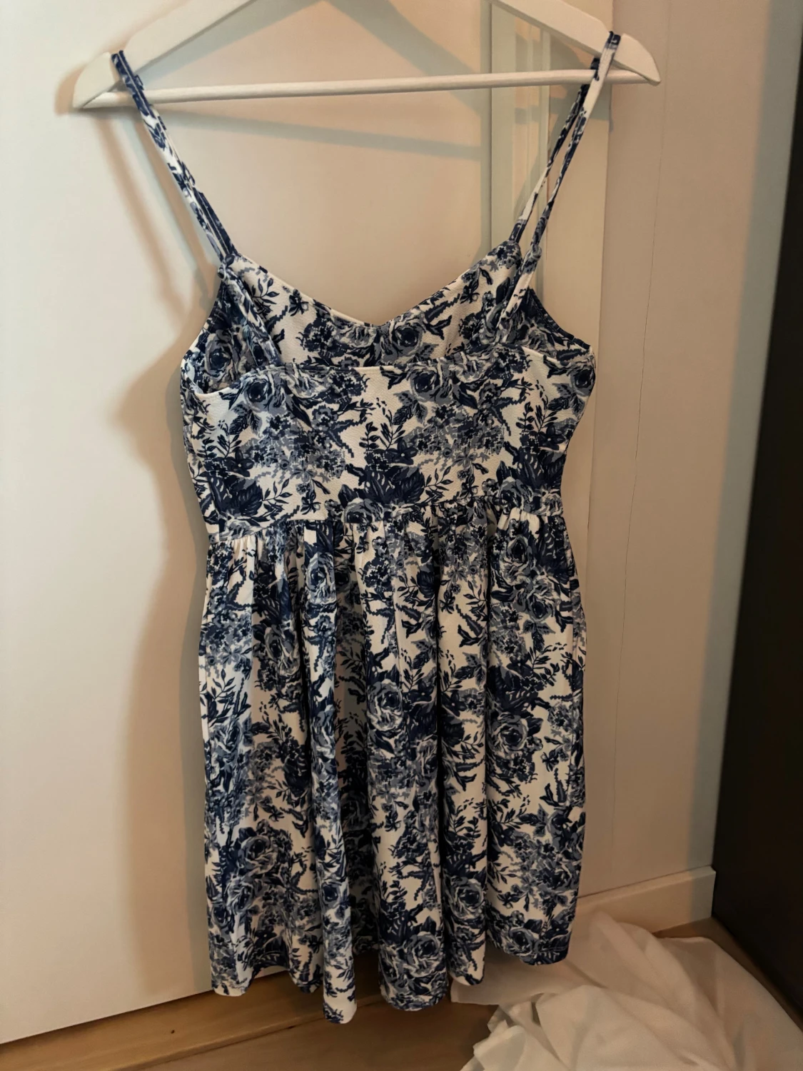 Blommig vit och blå kortklänning - 1