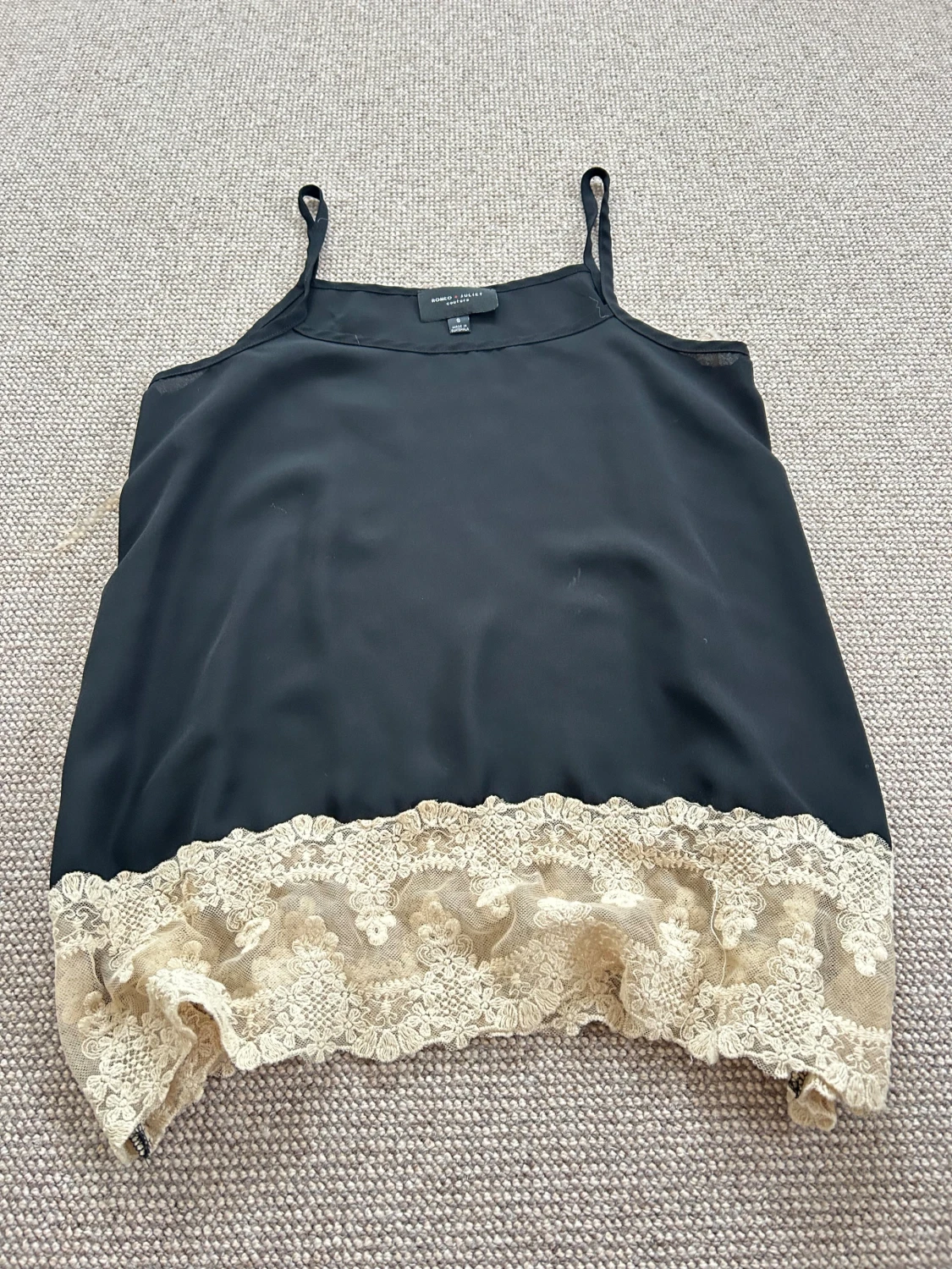 Svart linnetopp med spets från Romeo & Juliet