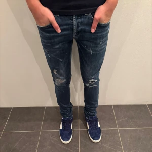 Dondup Jeans George  - Dondup Jeans George! Trendigaste jeansen på marknaden.  Skick= 9,5/10 Ny pris= 4000 kr Säljs för= 1299 kr (modellen är destroyed från fabrik vilket är väldigt populärt)