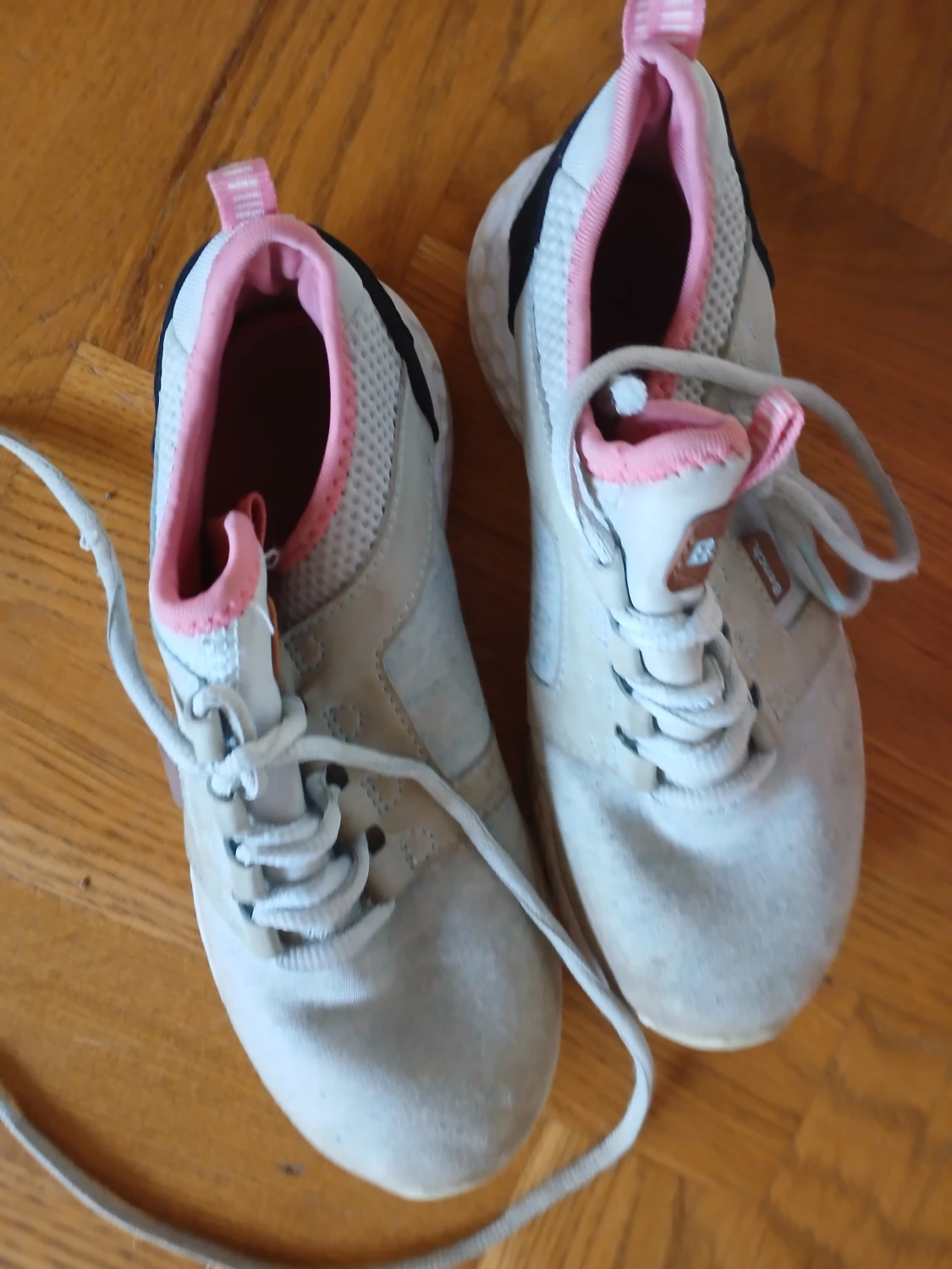 Turkosa och rosa sneakers med snörning