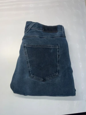 Replay Anbass jeans - Mörkblå Replay Anbass jeans med skinny passform och klassisk femficksdesign. Jeansen är gjorda i stretchigt bomullsmaterial för en tajt och bekväm känsla. Midja 38cm, längd 97cm. JAG SKICKAR EJ FLER BILDER NÄR JAG BÄR JEANSEN! för storleksguide hänvisar jag till måtten och för bättre inblick i passformen rekommenderar jag att googla på modellnamnet. kolla måtten noggrant :) s3