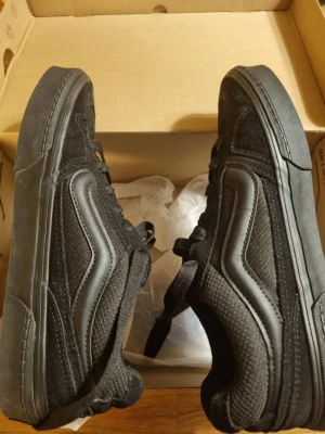 Svarta Vans sneakers strl 40 - Säljer ett par svarta Vans sneakers i storlek 40, pga för små. Dom är endast testade en gång inomhus annars helt nya och oanvända🤩😌😌