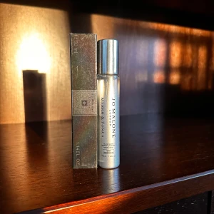 Jo Malone Myrrh & Tonka  - Smidig och stilren parfym från Jo Malone London, Myrrh & Tonka. Perfekt storlek för väskan, 33 ml. Ger en exklusiv känsla och passar dig som vill sticka ut med något unikt.