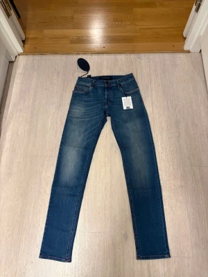 Handpicked jeans - Skick| 10/10 helt nya med tags| storlek 30| Perfekt nu till med en blå fin färg nu till vinter| Pm för mer info|