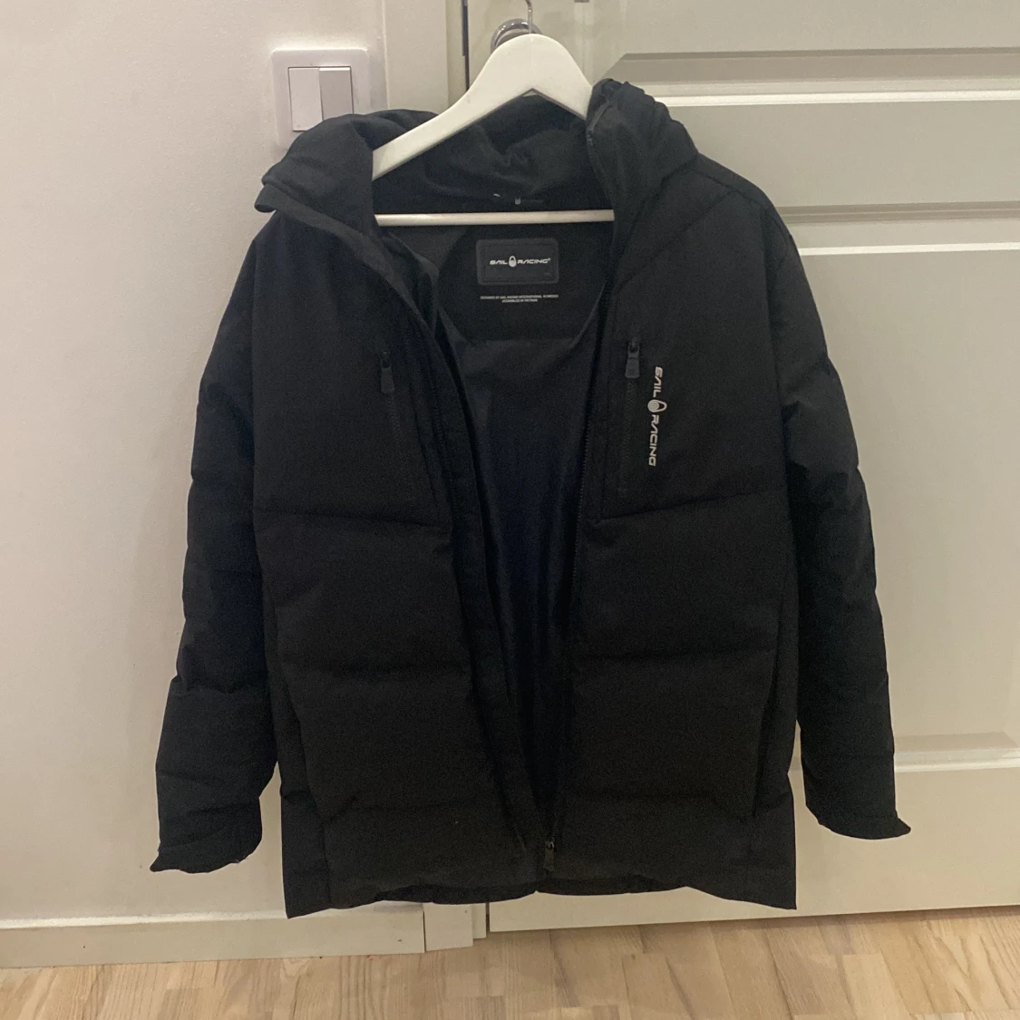 Svart pufferjacka från Sail Racing - 2