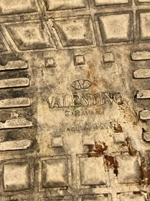 Valentino Garavani Open sneakers vit/blå - Säljer ett par Valentino Garavani Open sneakers i vitt skinn med en bred marinblå läderdetalj över sidan och snörning. Snygg platt sula med rutmönster undertill och rund tå. Ikoniska nitar baktill på sulan. Perfekt för dig som gillar lyxiga streetwear vibes. Kan gå ner i pris vid snabb affär 