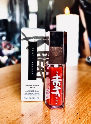 Fenty Beauty Gloss Bomb Heat! - Fenty Beauty Gloss Bomb Heat ”Fuzzy Heat”. Universal Lip luminizer + plumper. 9 ml. Oanvänd med kartong.