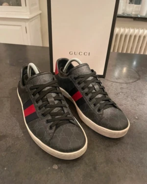 Gucci ace skor - Skorna är i ett bra skick. Dustag, box och kvitto tillkommer. Priset kan sänkas vid snabb affär!