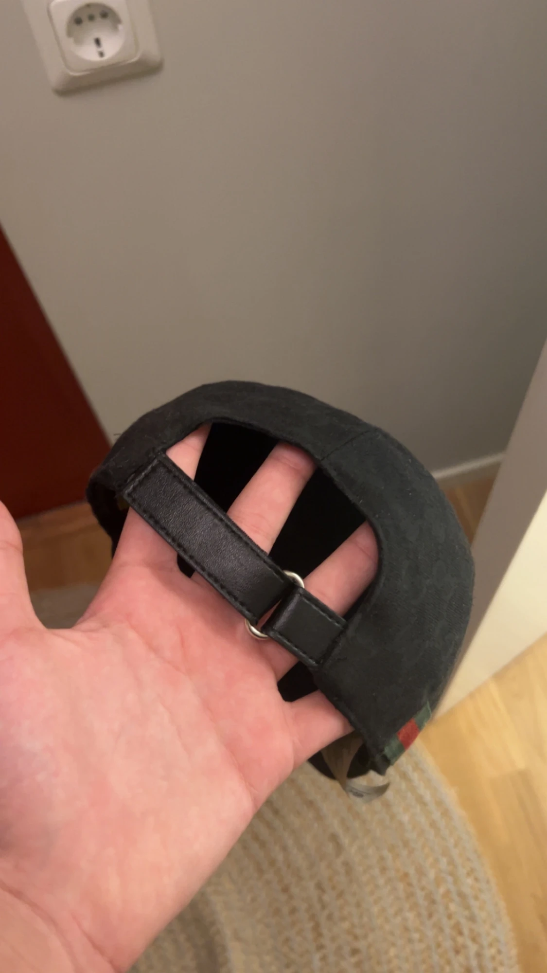 Svart keps från Gucci med läderdetaljer - 4