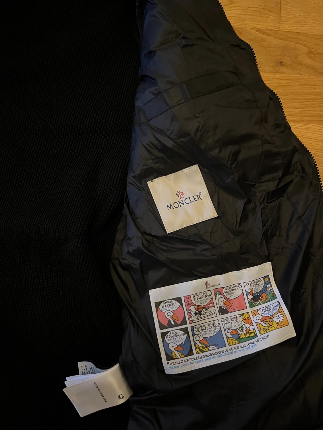 Svart pufferjacka från Moncler - 2