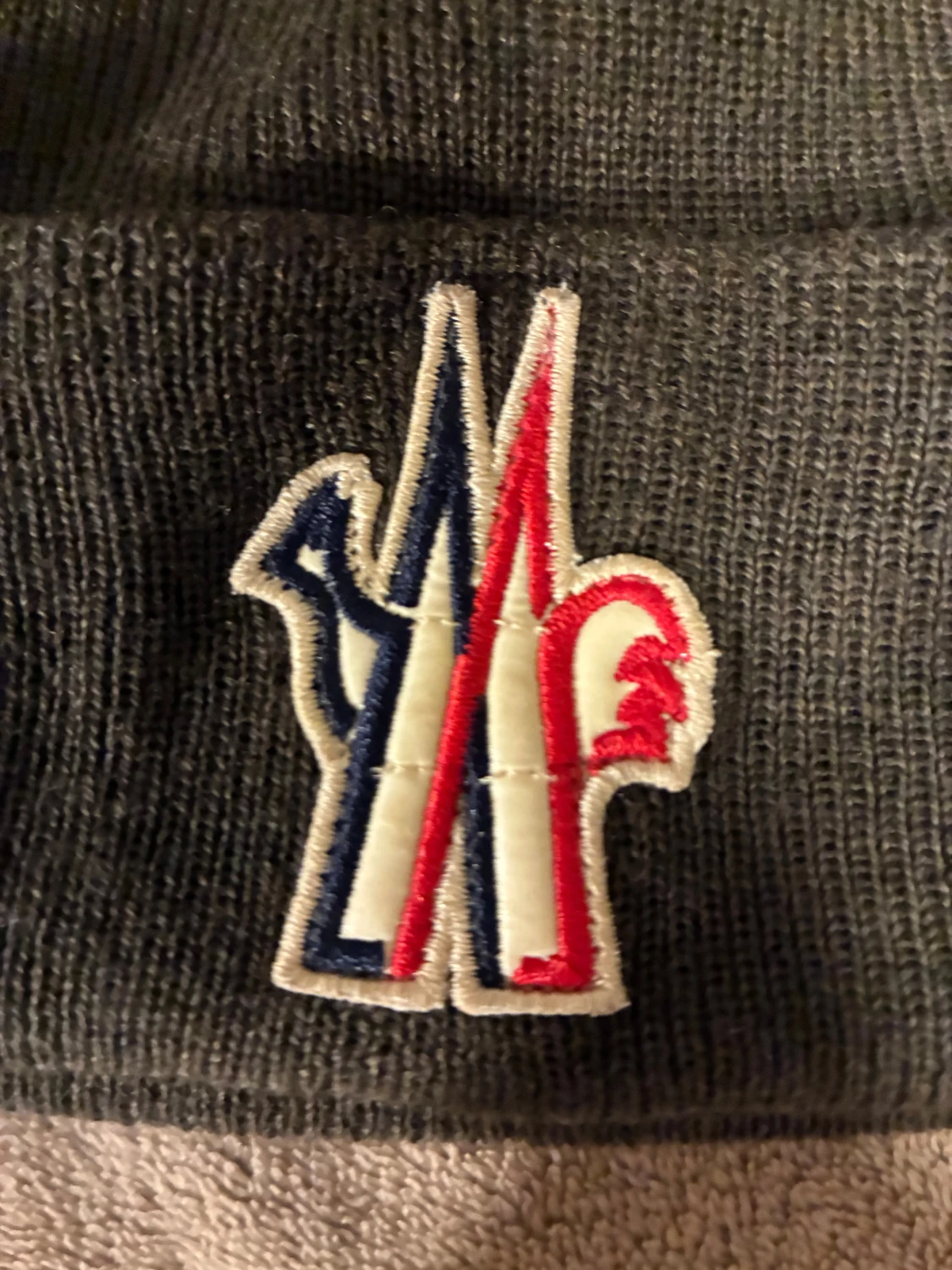 Oliv grön Moncler mössa med broderad logga - 4