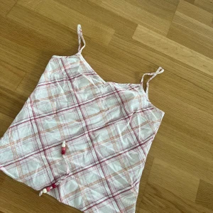 Rutig topp - Söt rutig topp med pärlor🩷