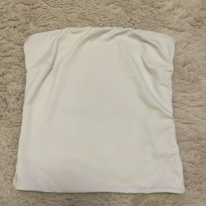 Vit bandå topp från HM - En helt vanlig vit bandå topp från HM i storlek XS/S. Använd ett fåtal gånger men inga fläckar eller andra skador. Vid köp välj gärna instabox eller postnord, blir lättast att frakta för mig! Kontakta vid frågor eller annat!💗