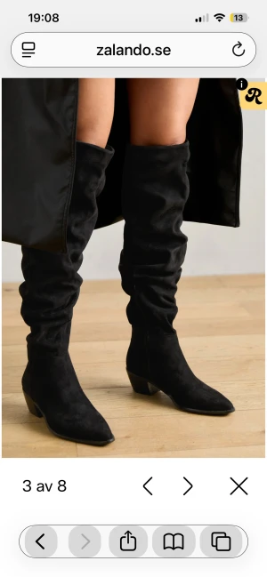 Svarta mockastövlar med klack - Snygga svarta boots, som man kan dra ner så dom blir ”pössiga”, jätte snygga och bekväma. Köpta för ett år sen men bara använda 1 gång. Köpta för 779kr, men säljer för betydligt billigare då dom tar plats