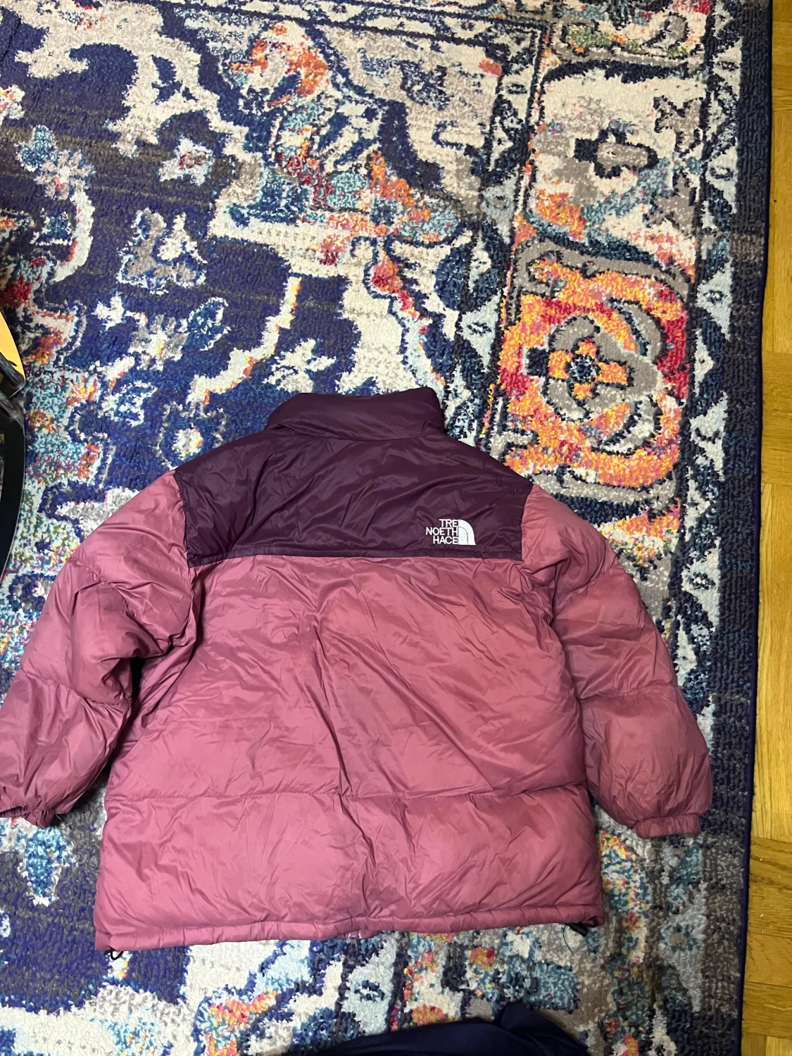 Mörkröd pufferjacka från The North Face - 1