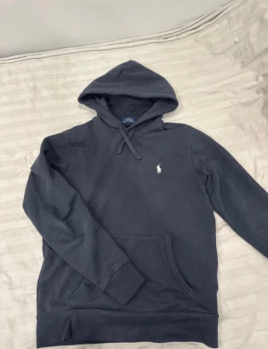 Polo Ralph Lauren Hoodie - Köptes två månader sen, knappt använd, kvitto finns.