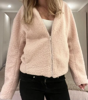 Ljusbeige teddyjacka🩷 - Supermjuk och fluffig teddyjacka i ljusrosa med dragkedja fram. Hör av er för frågor, stl 38 på lappen💖 säljs inte längre 
