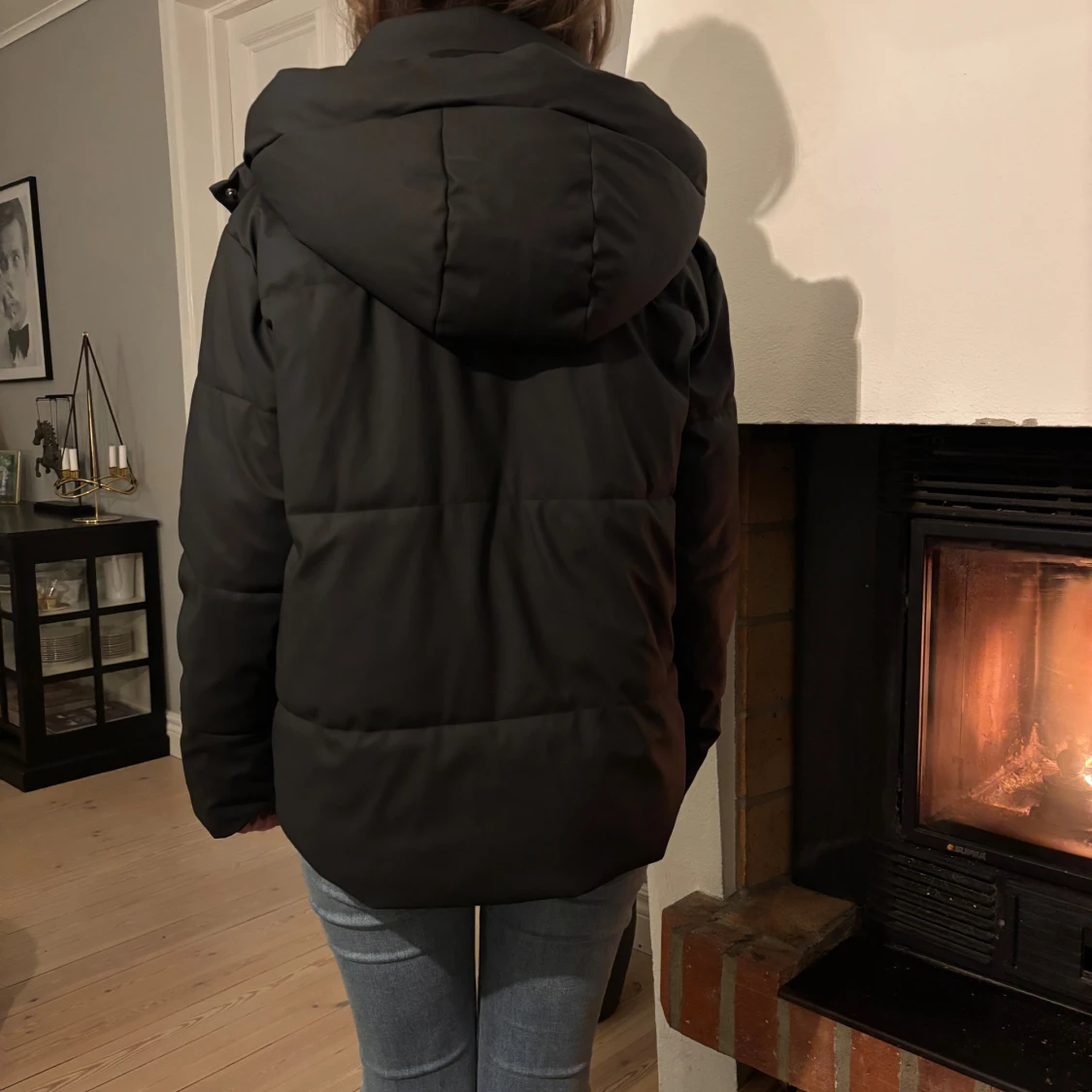 Svart pufferjacka med huva - 1