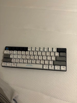 Deltaco Gaming Mekaniskt Tangentbord - Kompakt mekaniskt tangentbord från Deltaco Gaming med nordisk layout. Snygg design i svart, vitt och grått. Tangenterna ser fräscha ut utan synligt slitage eller defekter. Perfekt för gaming och produktivitet, tar liten plats på skrivbordet.