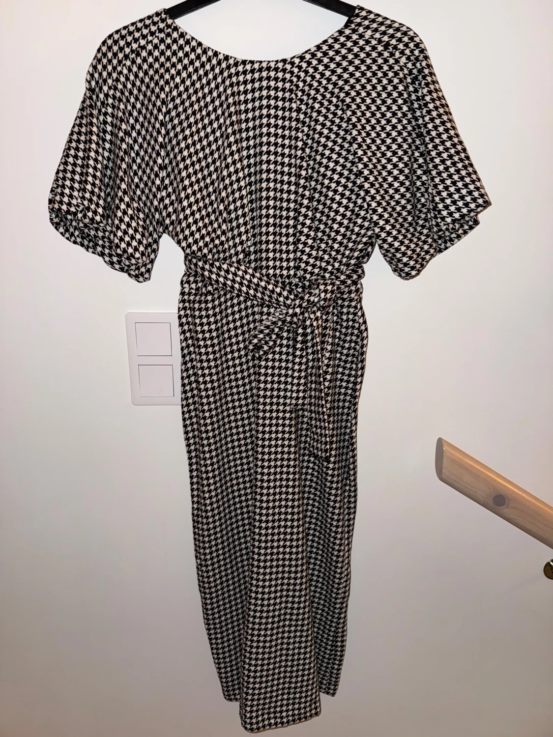 Långklänning med hundtandsmönster och knyt från Zara