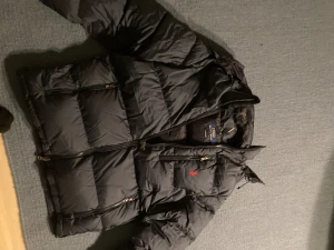 Ralph Lauren dunjacka  - Storlek Large, jag är 183. Bra skick, inga revor osv, färgen är marinblå. Skriv om ni har frågor! 