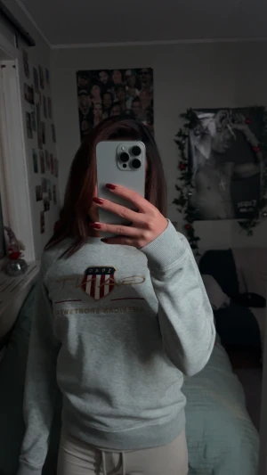 Grå Gant tröja - Mjukt tyg, grå färg, väldigt stilig, både för tjejer och killar, långa armar och köpt från en gant butik.☺️