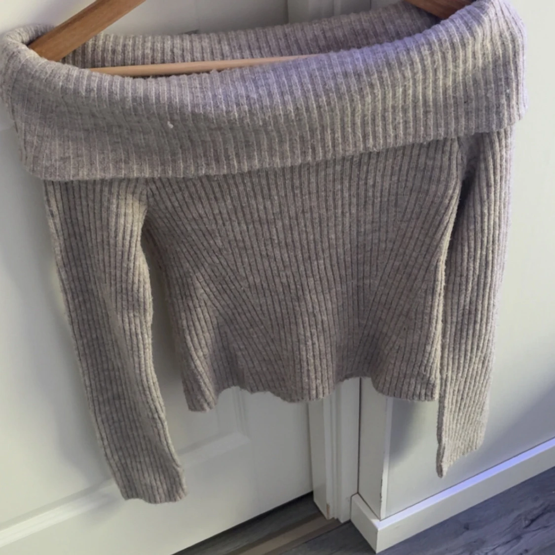 Beige ribbad offshouldertröja H&M