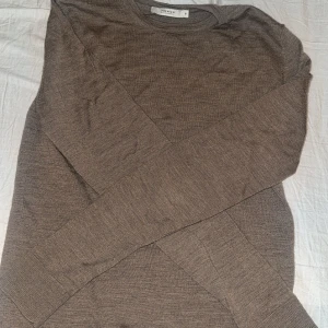 100% merino tröja från Jack & Jones Premium - En stilren brun merino tröja från Jack & Jones Premium. Tröjan har rund halsringning och långa ärmar, perfekt för lager-på-lager under kyliga dagar. Enkel och klassisk design som funkar till det mesta. Passar större xs också, priset är diskuterbart